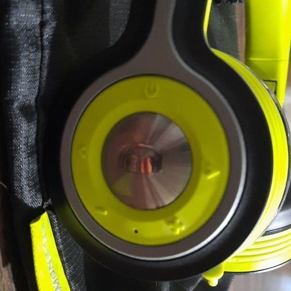 Monster isport Freedom headphones with cloth case - Picture 6 of 9